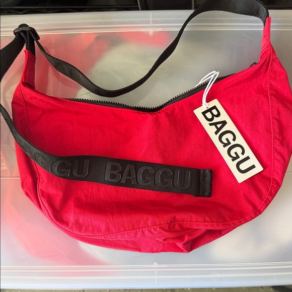 BAGGU Handbags - BAGGU medium candy apple color  crossbody Bag